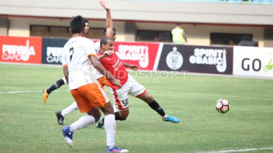 Peluang Bruno Lopes di depan gawang Perseru serui gagal berbuah menjadi gol. (INDOSPORT/Herry Ibrahim)