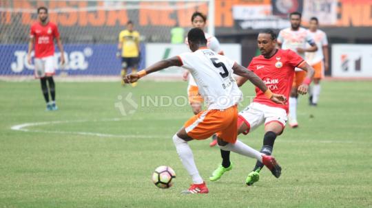 Bek Perseru Serui menghadang pergerakan pemain Persija, Rohit Chand (tengah). (INDOSPORT/Herry Ibrahim)