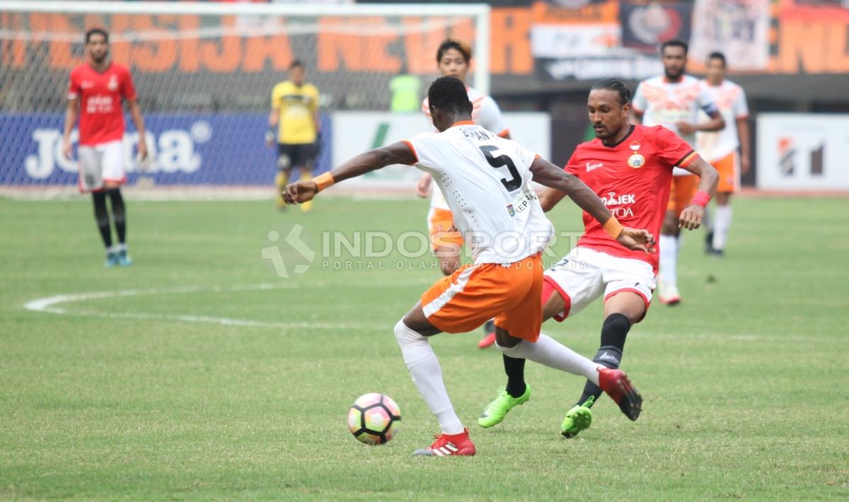 Bek Perseru Serui menghadang pergerakan pemain Persija, Rohit Chan (tengah). Copyright: Herry Ibrahim/INDOSPORT
