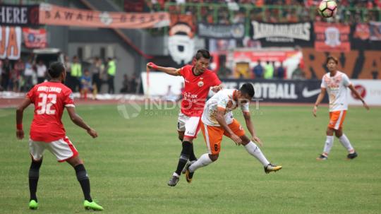 Duel udara antara Ismed Sofyan dengah gelandang Perseru Serui, Farid Wajdi (tengah). (INDOSPORT/Herry Ibrahim)