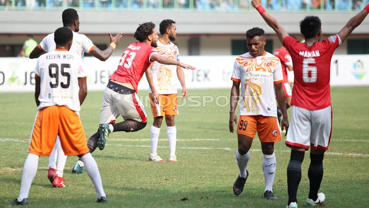 Selebrasi pemain Persija Jakarta, Willian Pachecho (tengah) usai mencetak gol ke gawan Perseru Serui. Copyright: Herry Ibrahim/INDOSPORT