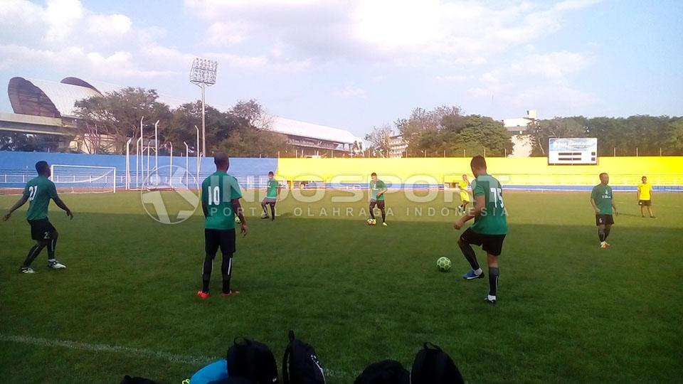 Sriwijaya FC saat sedang latihan di lapangan baru. Copyright: Muhammad Effendi/INDOSPORT