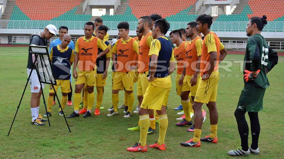 Pelatih Nilmaizar saat memberikan arahan kepada tim besutannya, Semen Padang. Copyright: Taufik Hidayat/INDOSPORT