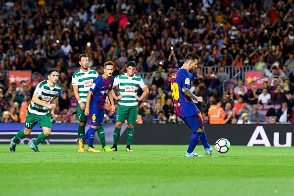 Lionel Messi saat mengeksekusi tendangan penalti. Copyright: INDOSPORT