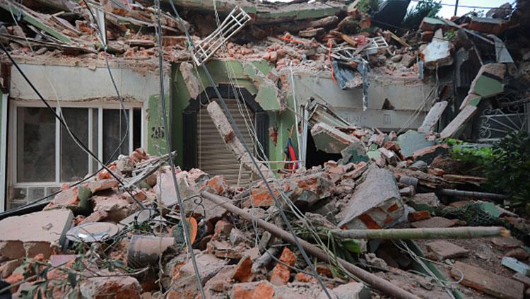 Bangunan yang rusak akibat gempa bumi di Meksiko. Copyright: INDOSPORT