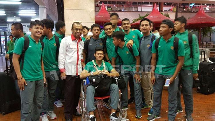 Muhammad Riyandi masih menggunakan kursi roda saat tiba bersama Timnas U-19 di Indonesia. - INDOSPORT