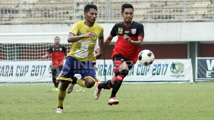 Pemain Cilegon United kawal ketat pemain PS Mojokerto Putra. Copyright: Ghozi El Fitra/INDOSPORT