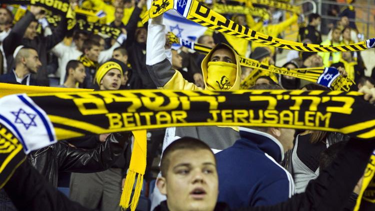 La Familia, fans Beitar Jerusalem FC klub sepakbola di Divisi Utama Ligat Ha’Al atau Liga Utama Israel. Copyright: Striker.ID