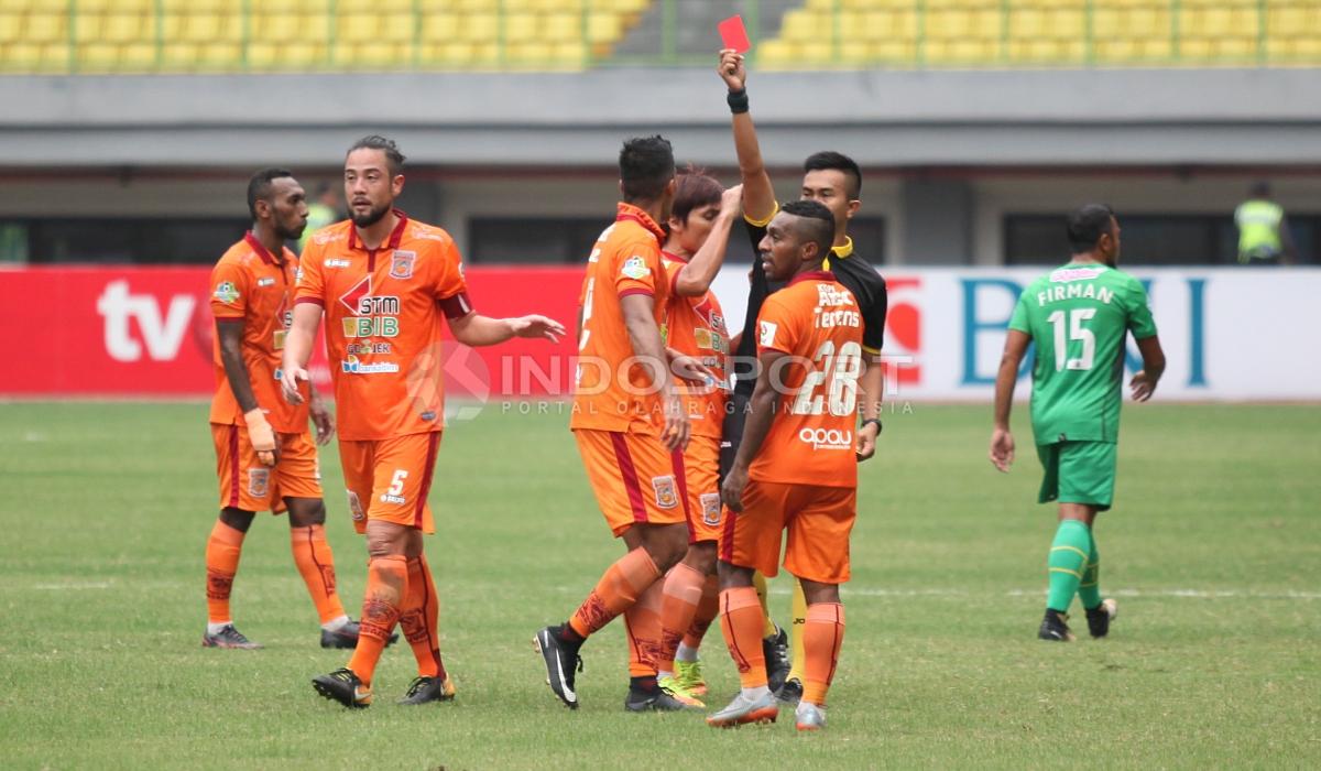 Wasit Aprisman Aranda mengeluarkan kartu merah untuk pemain Borneo FC, Diego Michiels. Copyright: Herry Ibrahim/INDOSPORT