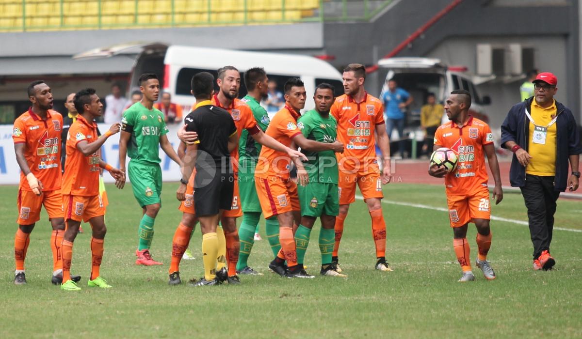 Protes pemain Bhayangkara FC dan Borneo FC atas keputusan wasit Aprisman Aranda yang sempat membuat kericuhan di sela-sela pertandingan. Herry Ibrahim/INDOSPORT