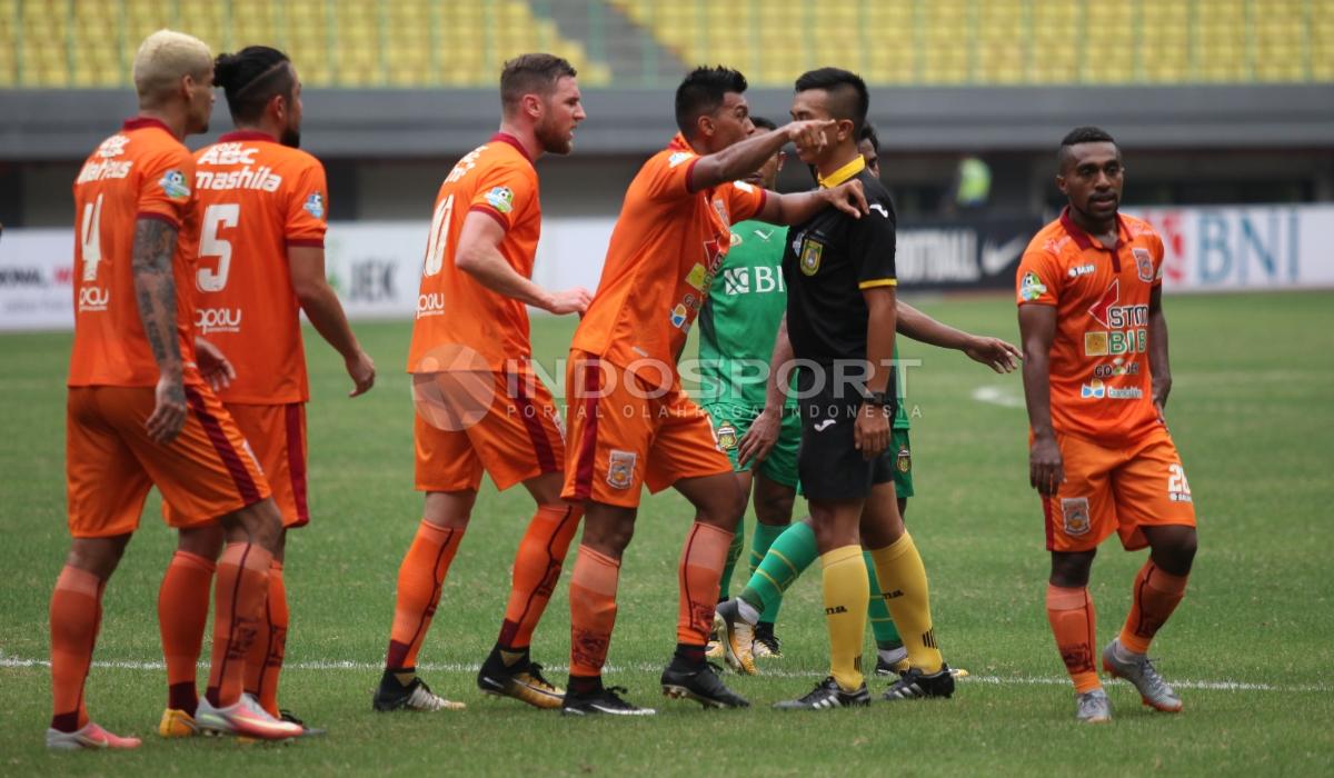 Protes para pemain Borneo FC kepada wasit atas hadiah penalti yang diberikan untuk Bhayangkara FC. Herry Ibrahim/INDOSPORT