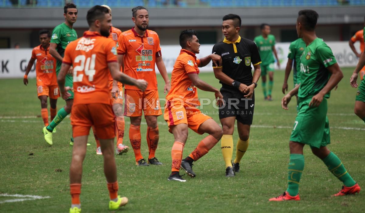 Protes striker Borneo FC, Lerby Eliandri (tengah) atas keputusan wasit memberi hadiah penalti kepada Bhayangkara FC. Herry Ibrahim/INDOSPORT Copyright: Herry Ibrahim/INDOSPORT