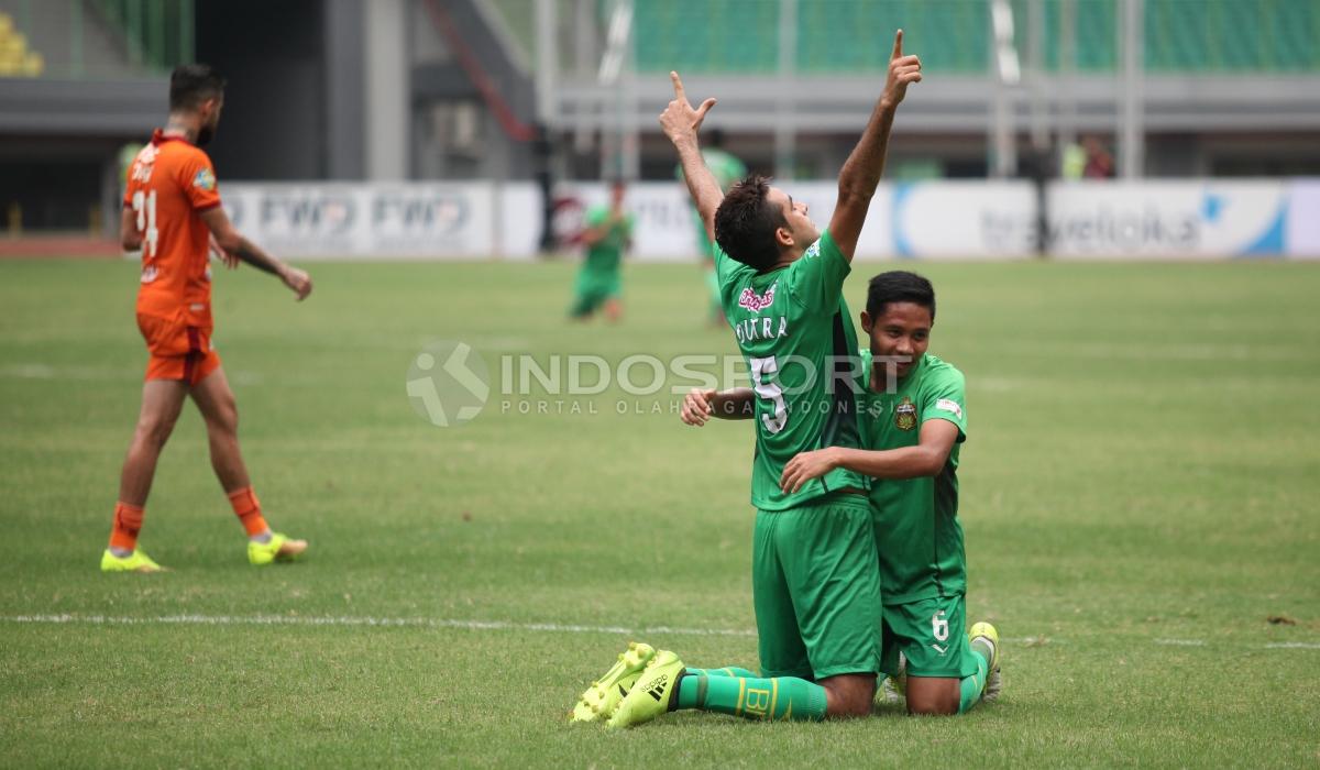 Selebrasi Otavio Dutra (tengah) bersama Evan Dimas usai mencetak gol lewat tendangan penalti. Herry Ibrahim/INDOSPORT