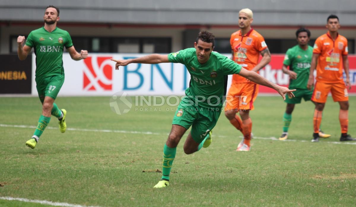 Selebrasi Otavia Dutra usai sukses mengeksekusi penalti ke gawang Borneo FC. Herry Ibrahim/INDOSPORT Copyright: Herry Ibrahim/INDOSPORT