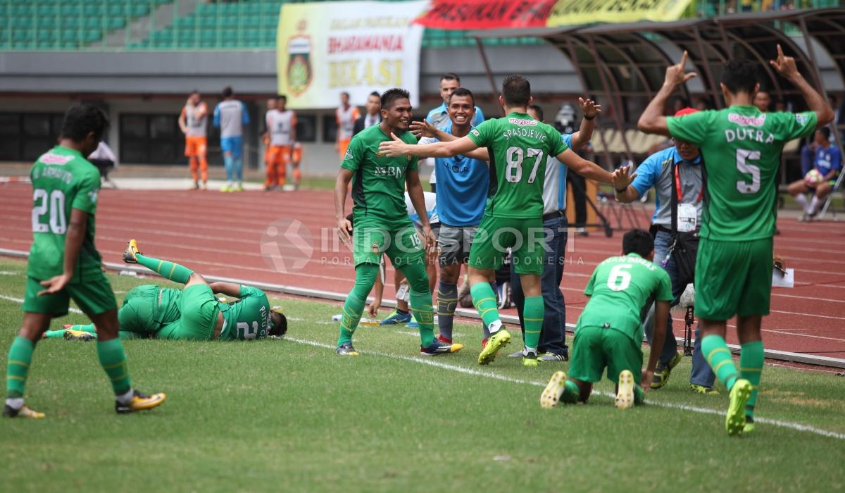 Kegembiraan para pemain Bhayangkara FC usai gol pertama yang dicetak oleh Ilija Spasojevic. Herry Ibrahim/INDOSPORT