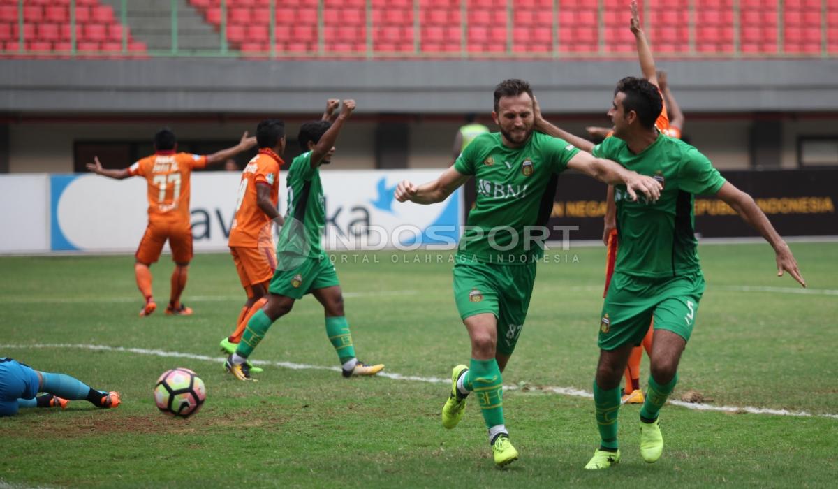 Selebrasi pemain Bhayangkara FC, Ilija Spasojevic (tengah) usai mencetak gol pertama ke gawang Borneo FC. Herry Ibrahim/INDOSPORT Copyright: Herry Ibrahim/INDOSPORT