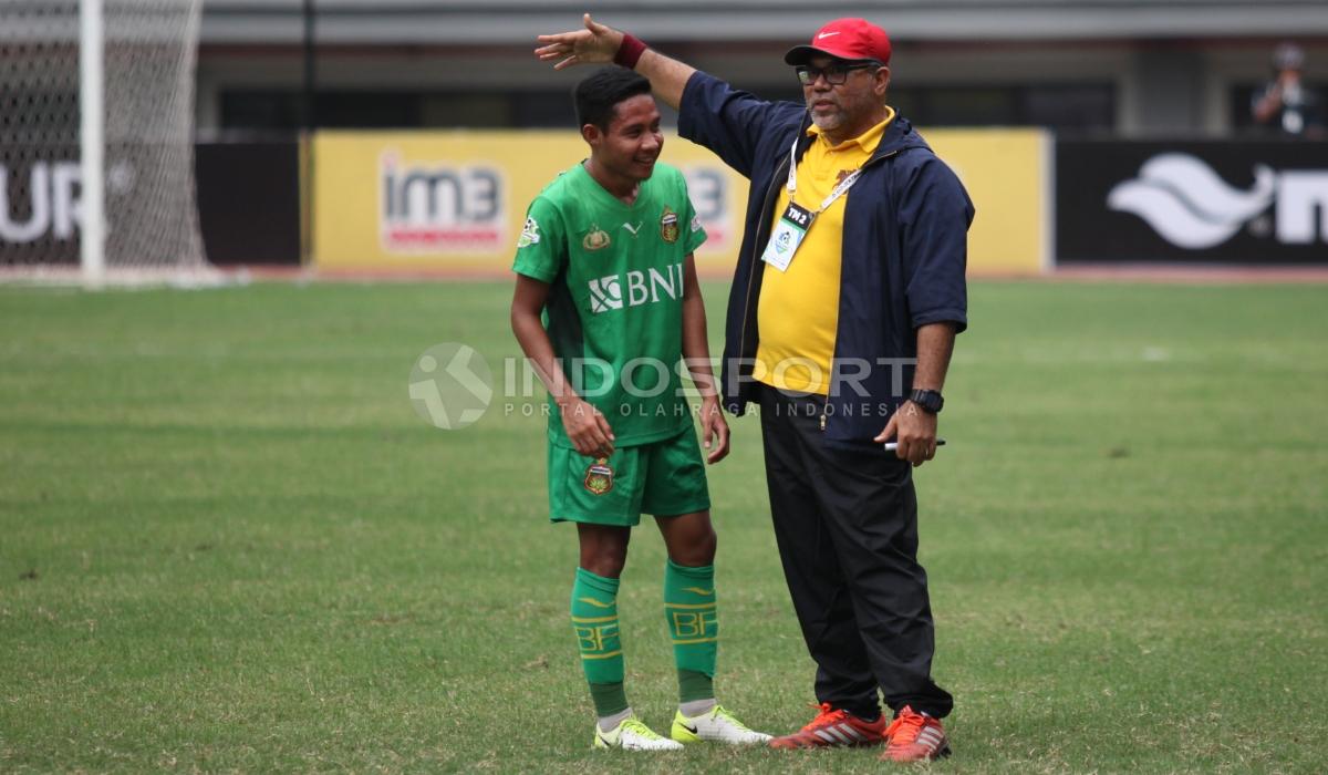 Pelatih Borneo FC, Iwan Setiawan berbicara dengah Evan Dimas usai laga. Herry Ibrahim/INDOSPORT