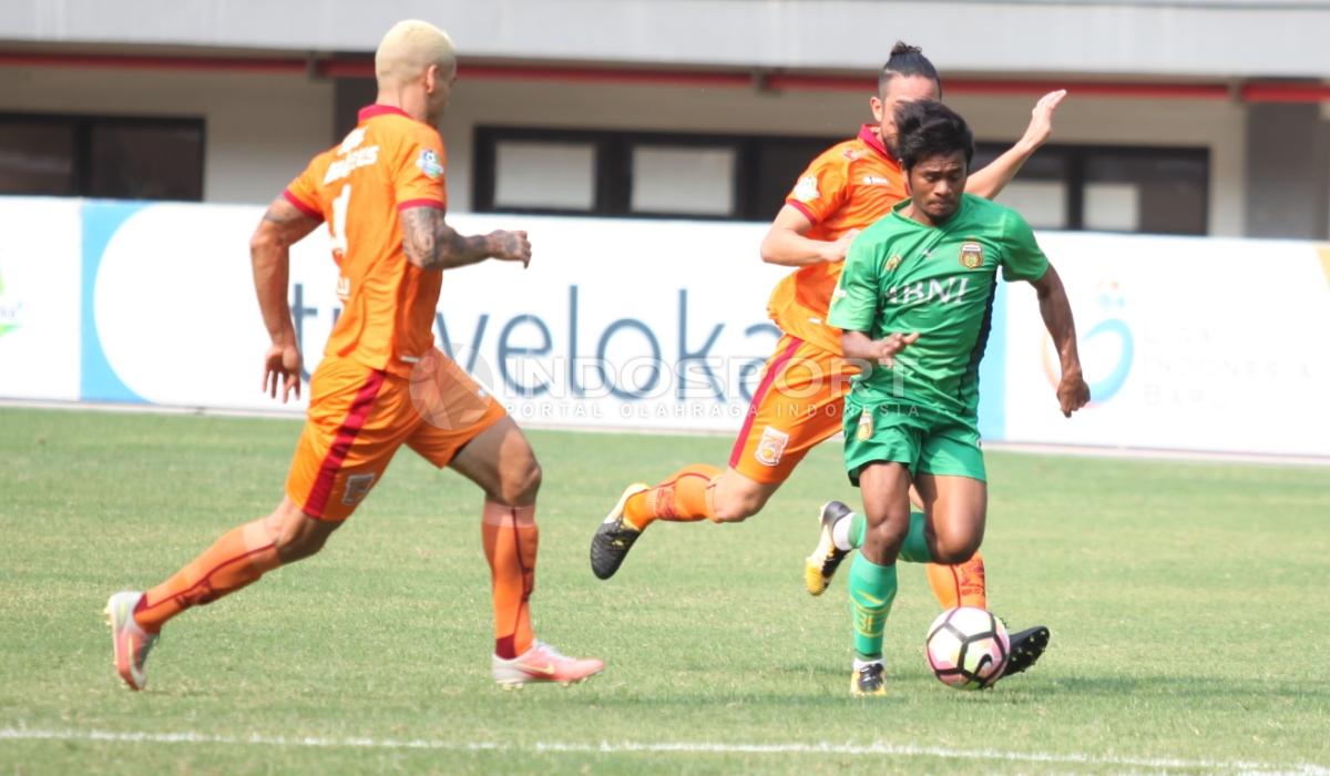 Aksi Ilham Udin Armayin melewati beberapa pemain belakang Borneo FC. Herry Ibrahim/INDOSPORT