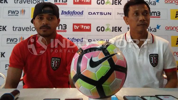 Hasim Kipuw dan Widodo C Putro, pemain dan pelatih Persib Bandung. Copyright: Gita Agiet/INDOSPORT