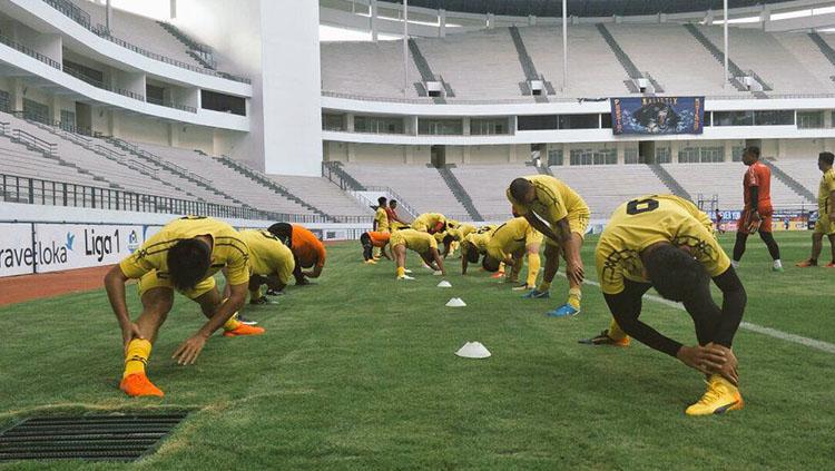 Para pemain Semen Padang berlatih di Stadion Batakan. Copyright: Taufik Hidayat/INDOSPORT