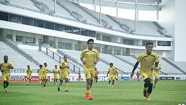 Para pemain Semen Padang berlatih di Stadion Batakan. Copyright: Taufik Hidayat/INDOSPORT