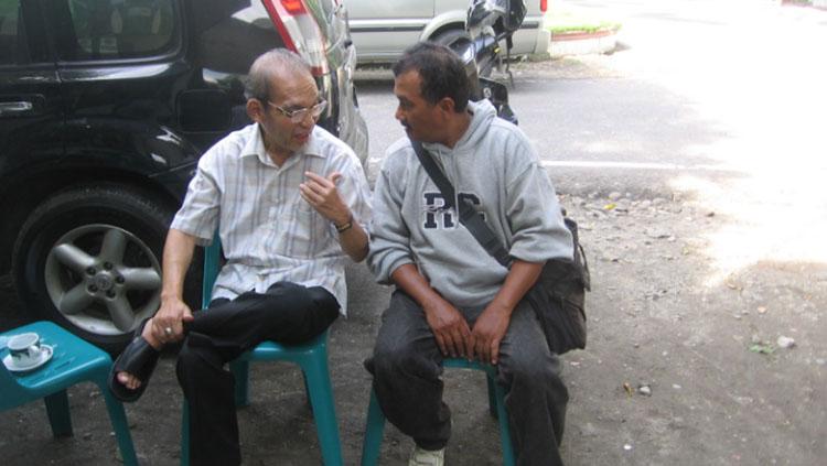 Amran YS (kiri), tokoh sepakbola Sumatera Utara meninggal dunia. Copyright: FKPSBSU