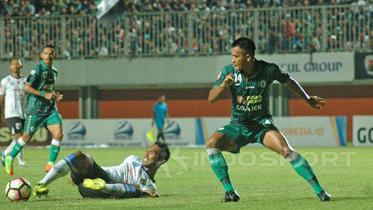 Pemain Cilegon FC merebut bola dari pemain PSS Sleman. Copyright: Prima Pribadi/Indosport.com