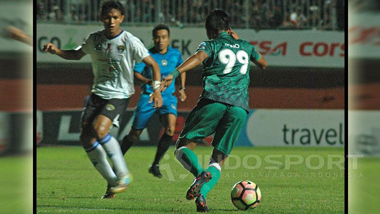 Penyerang PSS Sleman berhadapan dengan bek Cilegon FC. Copyright: Prima Pribadi/Indosport.com