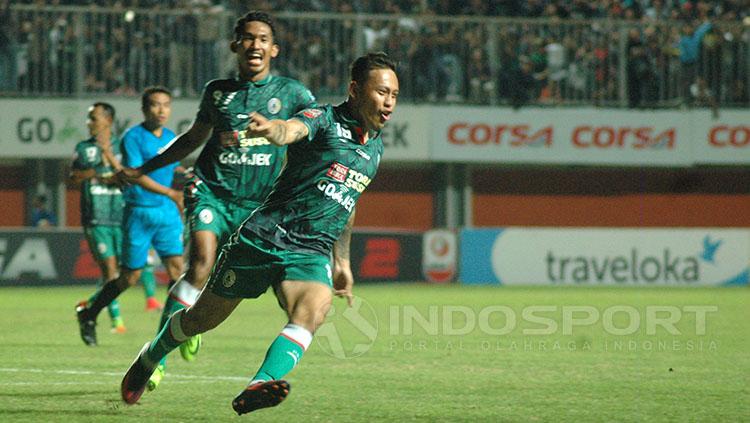 Selebrasi Dirga Lasut usai mencetak gol ke gawang Cilegon FC. Copyright: Prima Pribadi/Indosport.com