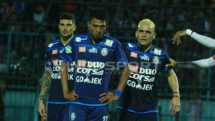 Selebrasi pemain Arema FC saat menang melawan Mitra Kukar. Copyright: INDOSPORT/Ian Setiawan