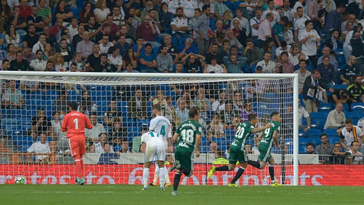 Momen gol Real Betis ke gawang Real Madrid dicetak oleh Antonio Sanabria pada menit ke-90. Copyright: Instagram@yollayuliana15
