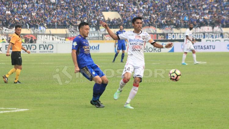 Shohei Matsunaga kawal pemain Bali United. Copyright: Arief Rahman/INDOSPORT