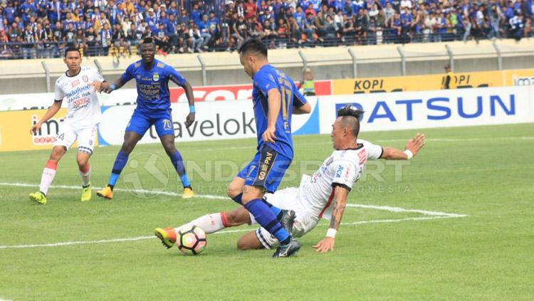 Pemain Bali United menjegal Shohei Matsunaga. Copyright: Arief Rahman/INDOSPORT