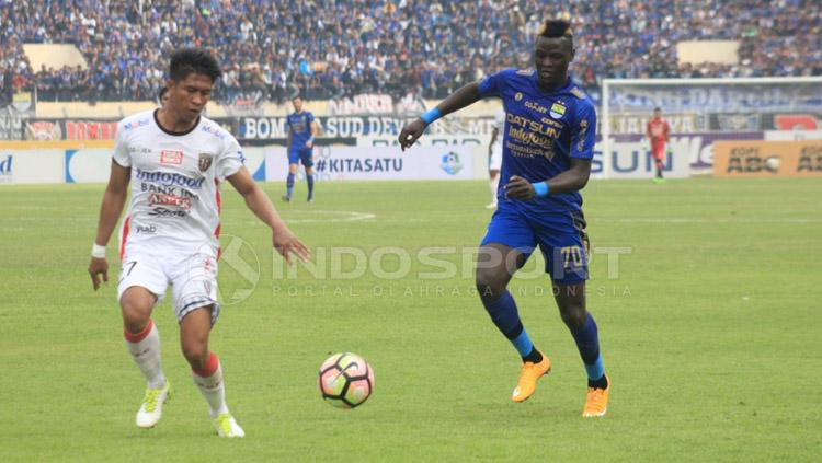 Pemain Bali United tampak fokus saat berhadapan dengan Ezechiel N