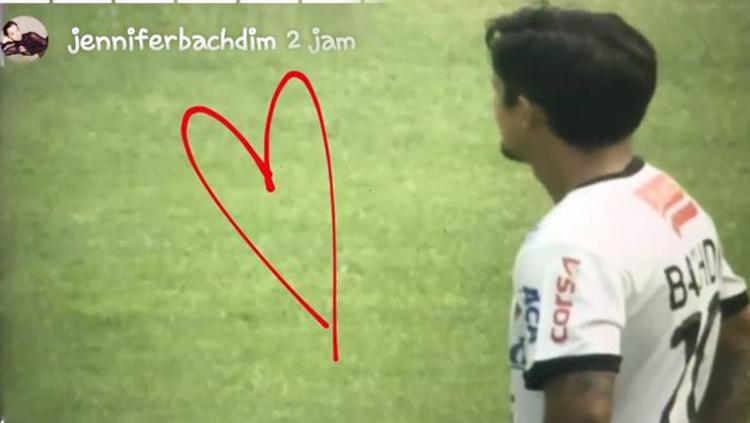 Jennifer Bachdim memberikan icon love kepada suaminya, Irfan Bachdim. Copyright: Istimewa