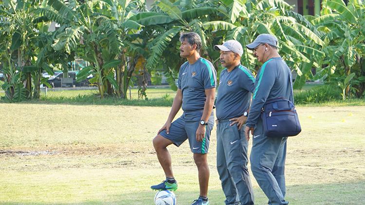 Pelatih Timnas U-16, Fachry Husaini (tengah) dan jajarannya. Copyright: PSSI