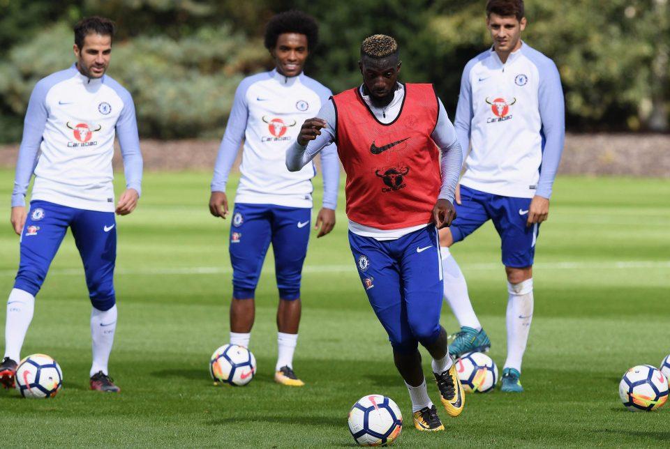Tiemoue Bakayoko (rompi merah) saat sedang latihan bersama Chelsea. Copyright: The Sun