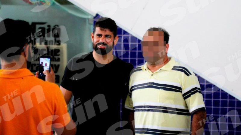 Diego Costa saat berfoto bersama fansnya di salah satu Bandara Brasil. Copyright: The Sun