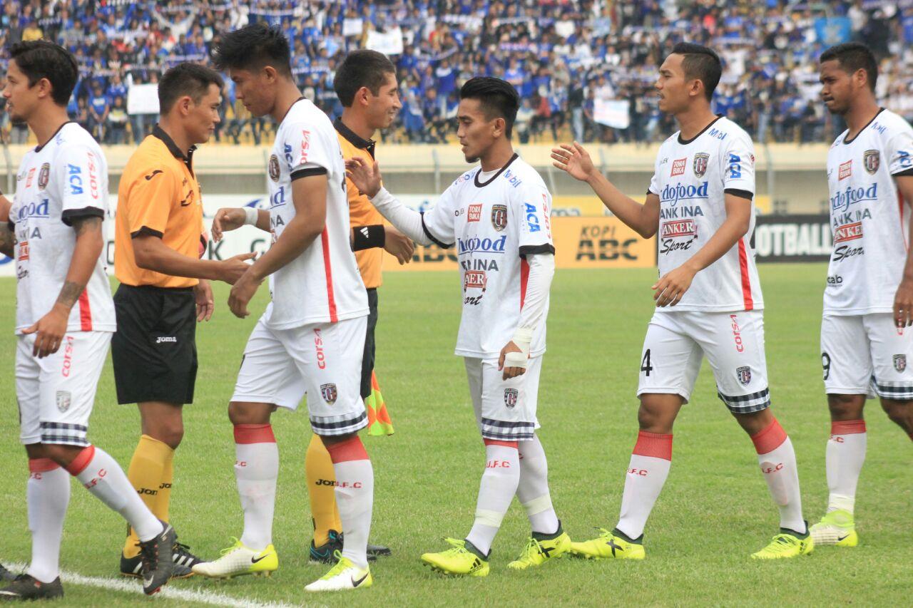 Taufiq (tengah) saat bertandang ke Stadion Si Jalak Harupat, Bandung. Copyright: INDOSPORT/Arif Rahman