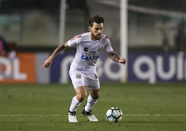 Lucas Lima, gelandang serang Santos yang diperebutkan Manchester United. Copyright: INDOSPORT