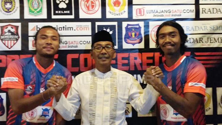 Manajer tim Persigo Semeru FC, Miko Agus Pribadi mengenalkan dua pemain baru. Copyright: Ian Setiawan/INDOSPORT