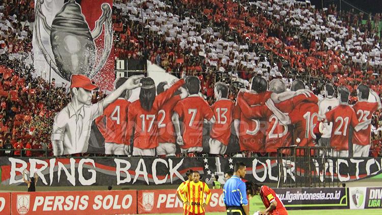 Koreografi dari fans Persis Solo. Copyright: Arief Setiadi/INDOSPORT