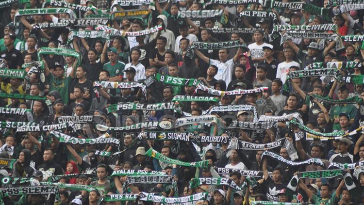 Koreografi dari fans PSS Sleman. Copyright: Arief Setiadi/INDOSPORT