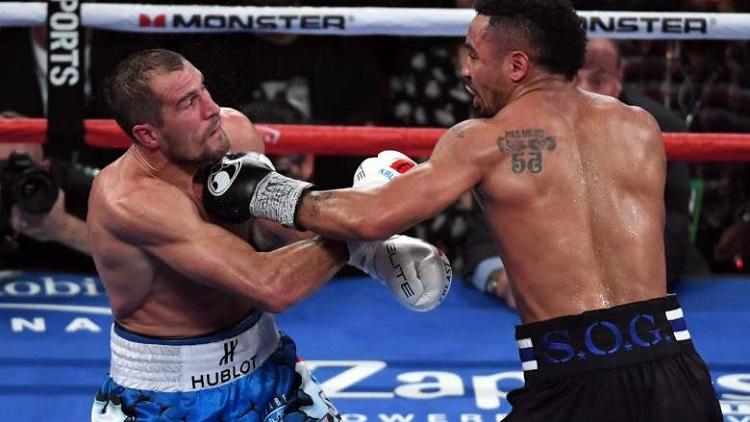 Sergey Kovalev (kiri) menerima pukulan dari Andre Ward. Copyright: Getty Images