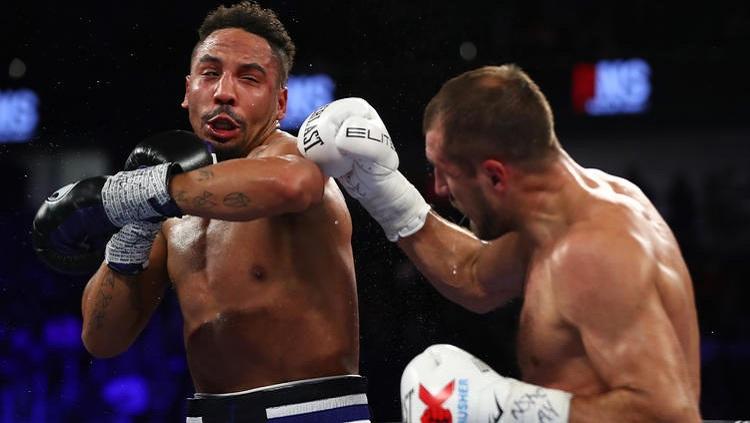 Andre Ward (kiri) saat melawan Sergey Kovalev. - INDOSPORT