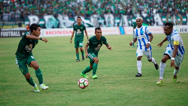 Misbakus Solikin (kiri) dan Irfan Jaya (tengah) bermain apik saat Persebaya menghancurkan PSBS Biak di Gelora Bung Tomo. Copyright: persebaya.id