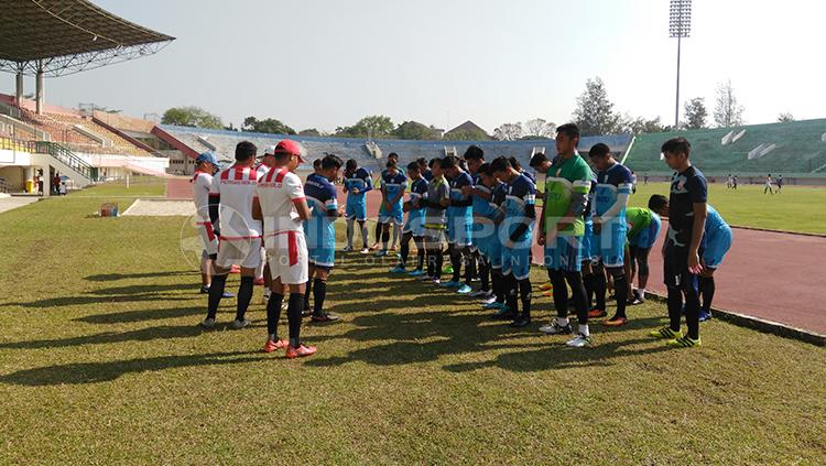 Persis Solo saat melakukan doa bersama sebelum jalani latihan. Copyright: Arief Setiadi/INDOSPORT