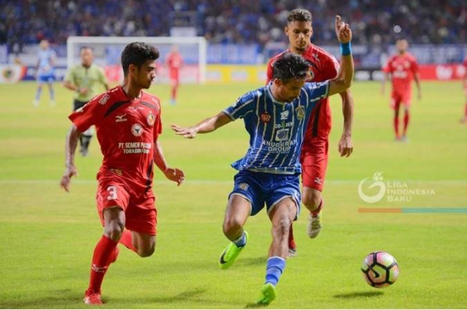 Persiba Balikpapan vs Semen Padang. Copyright: Liga 1