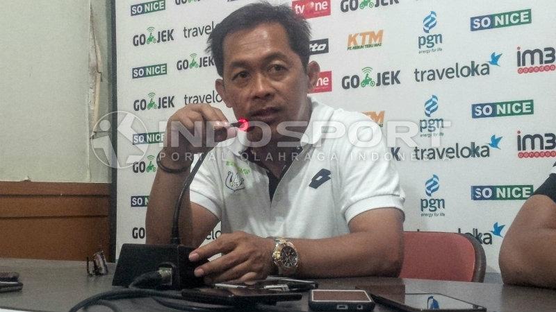 Aji Santoso, pelatih Persela Lamongan. Copyright: IAN SETIAWAN/INDOSPORT