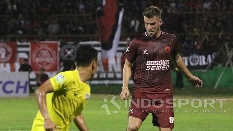 Aksi Wiljan Pluim saat berupaya melewati pemain Persegres Gresik. Copyright: INDOSPORT/Basri